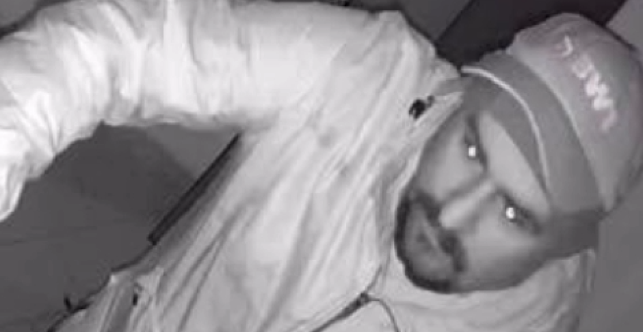 DOBRO POGLEDAJTE NJEGOVO LICE: Muškarac razvalio sef i odneo ogromnu sumu novca! Vlasnik nudi nagradu za bilo kakvu informaciju! (VIDEO)