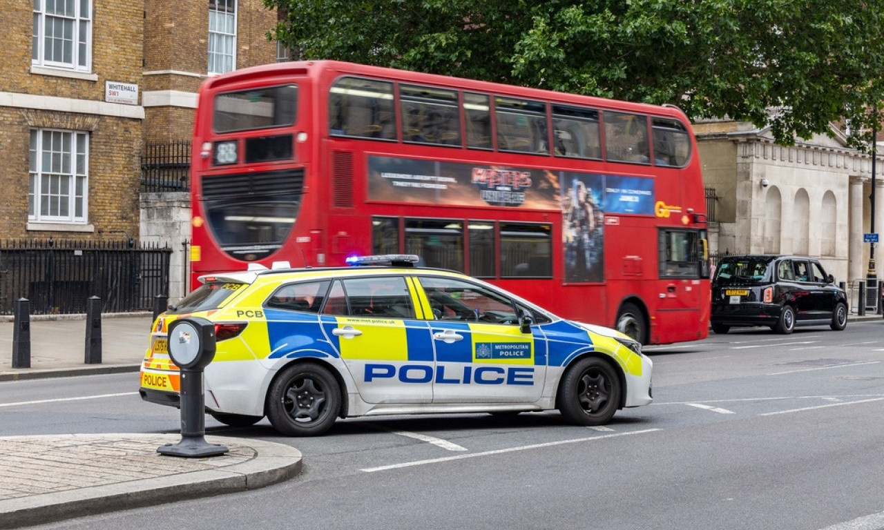 DRAMATIČNE SCENE NA ULICAMA LONDONA: Četiri osobe ranjene nakon napada nožem! (VIDEO)
