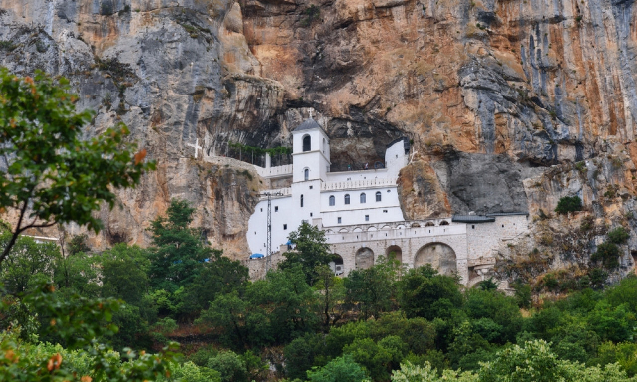 BUKNUO POŽAR NEDALEKO OD OSTROGA: Vatrogasci ne mogu da priđu plamenu, dežuraju pored manastira!
