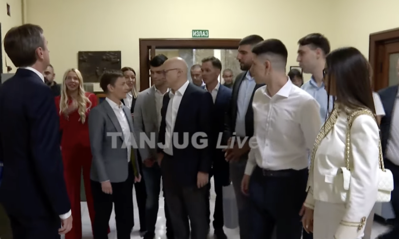 LISTA "ALEKSANDAR VUČIĆ - UJEDINJENA SRBIJA" PREDALA KANDIDATURU ZA NARODNE POSLANIKE (VIDEO)