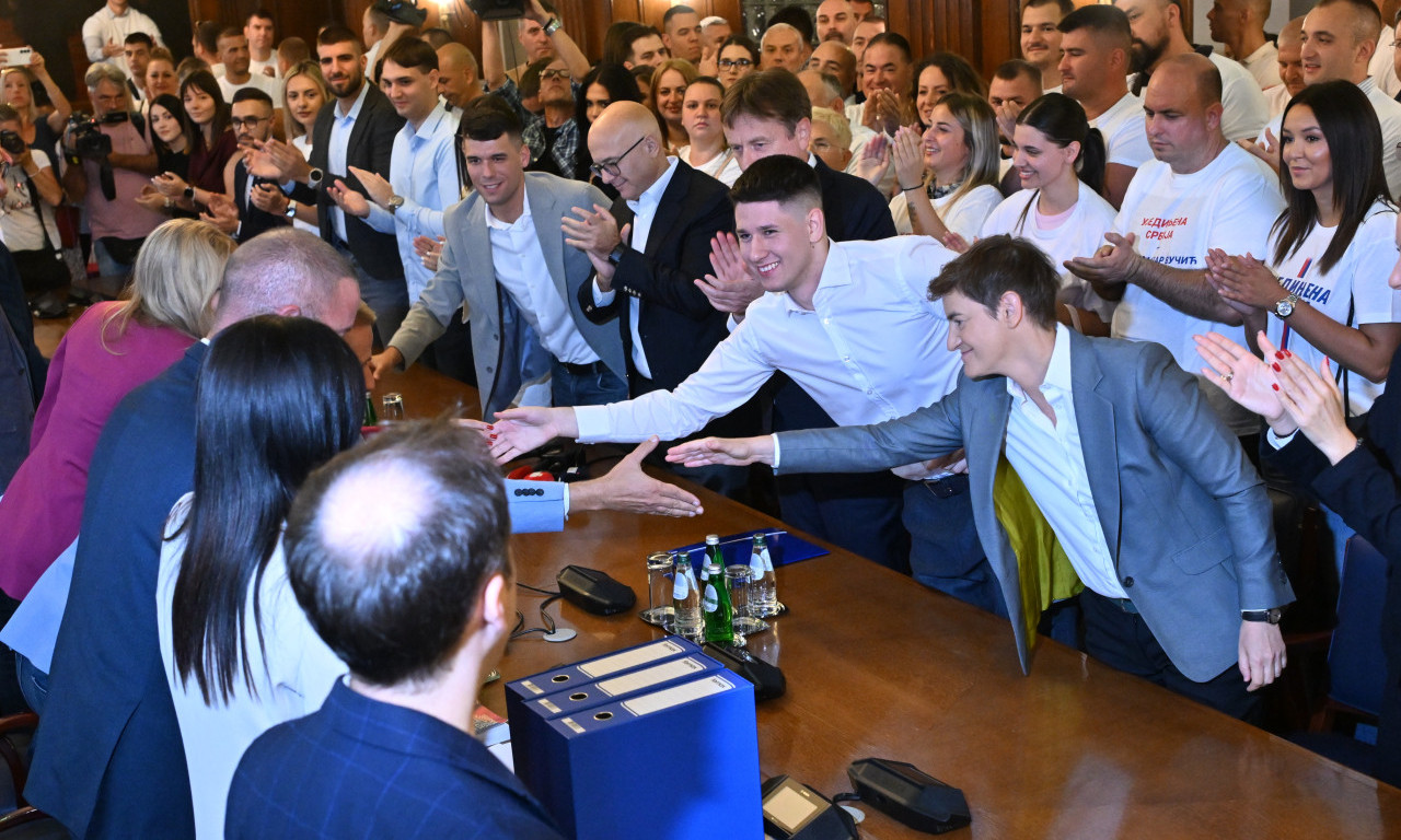 LISTA "ALEKSANDAR VUČIĆ - UJEDINJENA SRBIJA" PREDATA RIK-u: 224.577 potpisa podrške građana! (VIDEO)