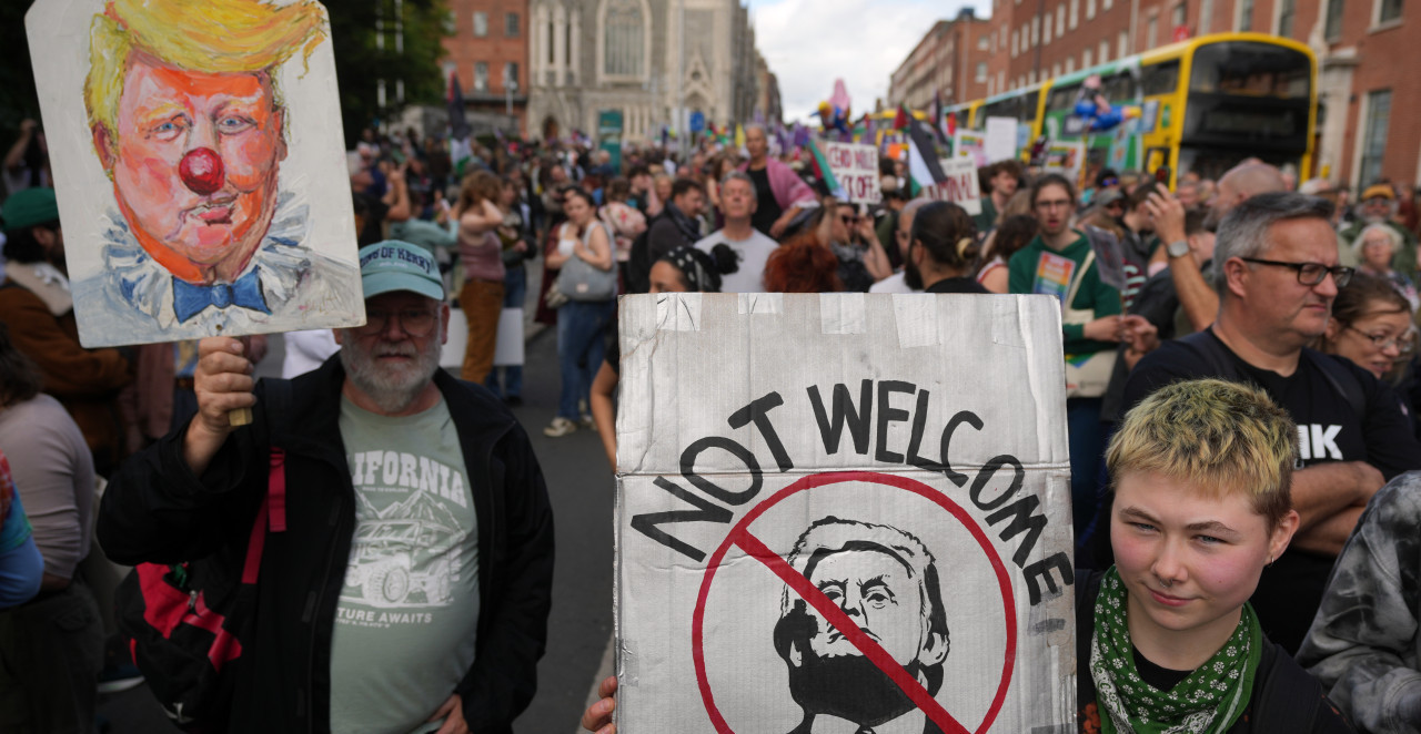 PROTESTANTI U DABLINU: DONALDE TRAMPE, ČUJEŠ LI? NE ŽELIMO TE OVDE! Pročitajte kako je odgovorio (FOTO)