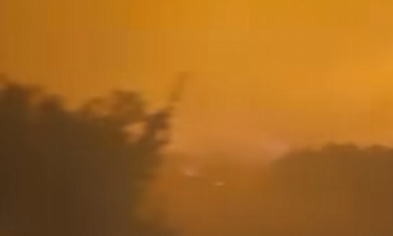"OPKOLJENI SMO VATROM, NEMAMO KUD, POKUŠAĆEMO DA SE ODBRANIMO" Snimak vatrogasaca tokom borbe sa vatrenom stihijom na Braču ledi krv u žilama