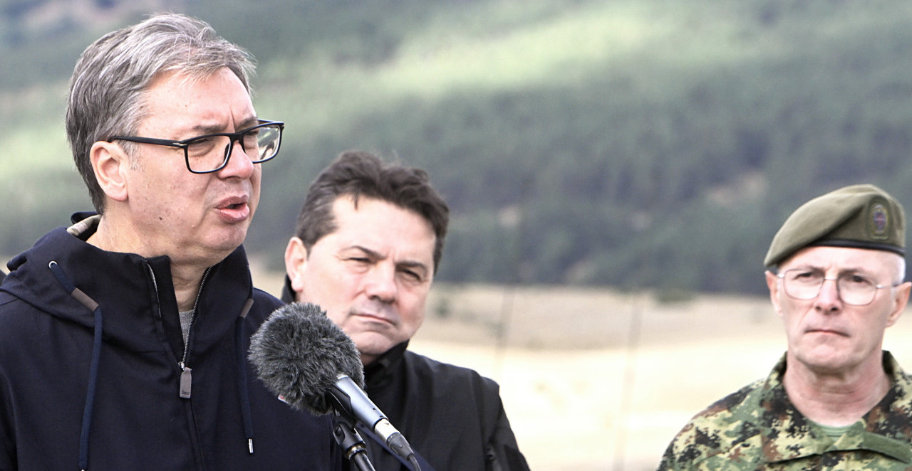 "MI ŽELIMO MIR, ALI MORAMO DA BRANIMO SVOJE NEBO" Vučić o vojnoj vežbi na Pešteru: "Videli ste i robote-pse koje nije bilo lako stabilizovati za tako preciznu vatru"