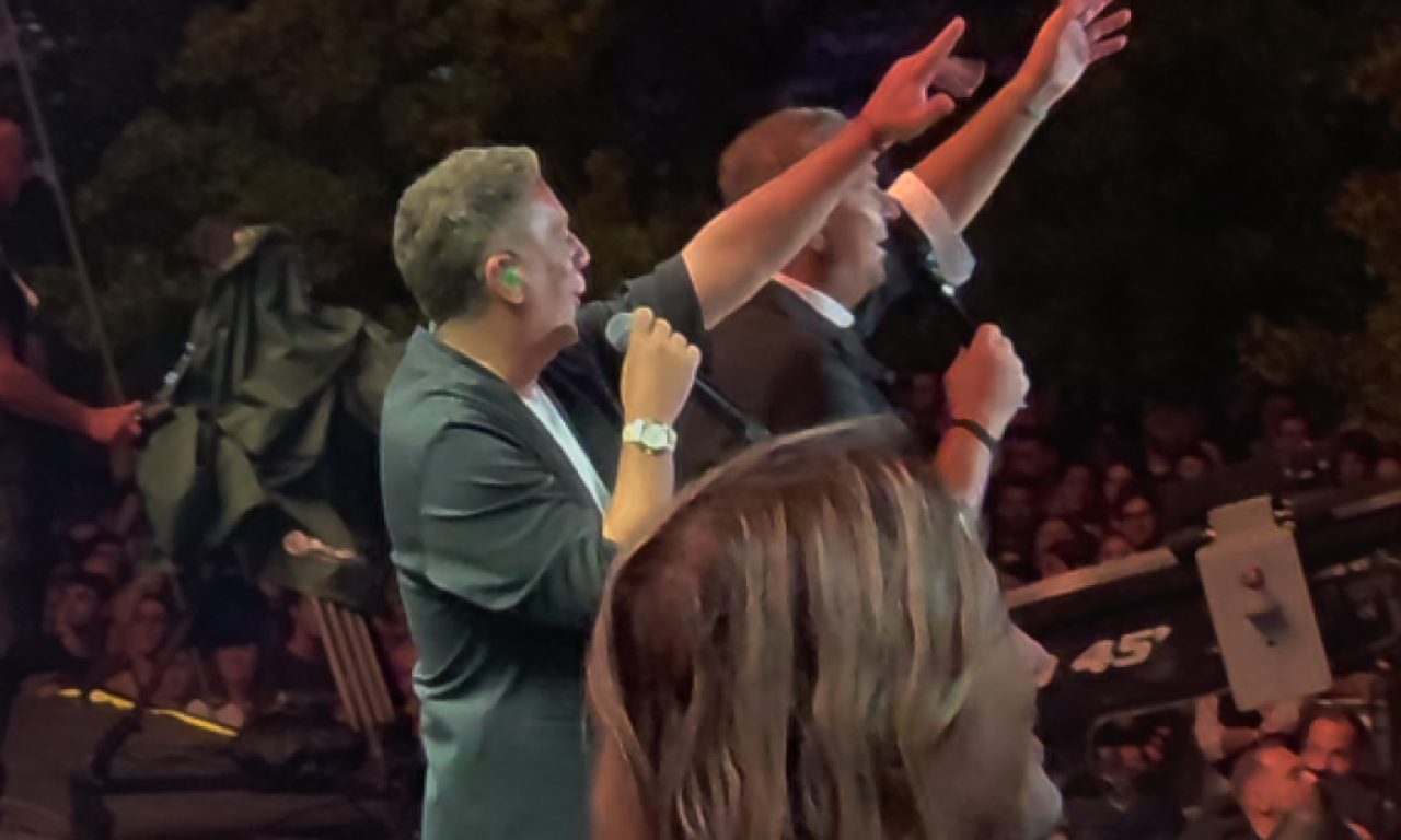 ŽELJKO JOKSIMOVIĆ PRED VIŠE OD 200.000 LJUDI U SOLUNU: Specijalan gost Antonisa Remosa na koncertu povodom 30 godina karijere (VIDEO)