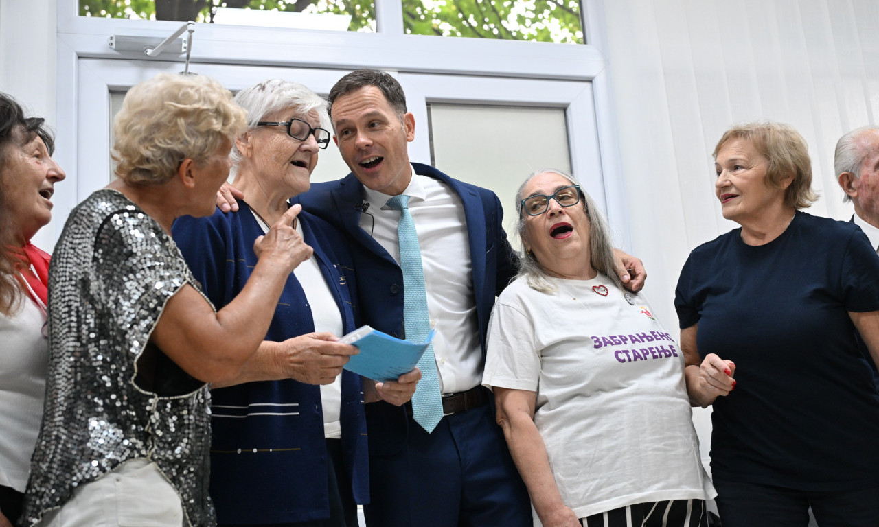 "LEPO JE I DA ZAPEVAMO": Mali se družio sa penzionerima na Banjici (VIDEO)