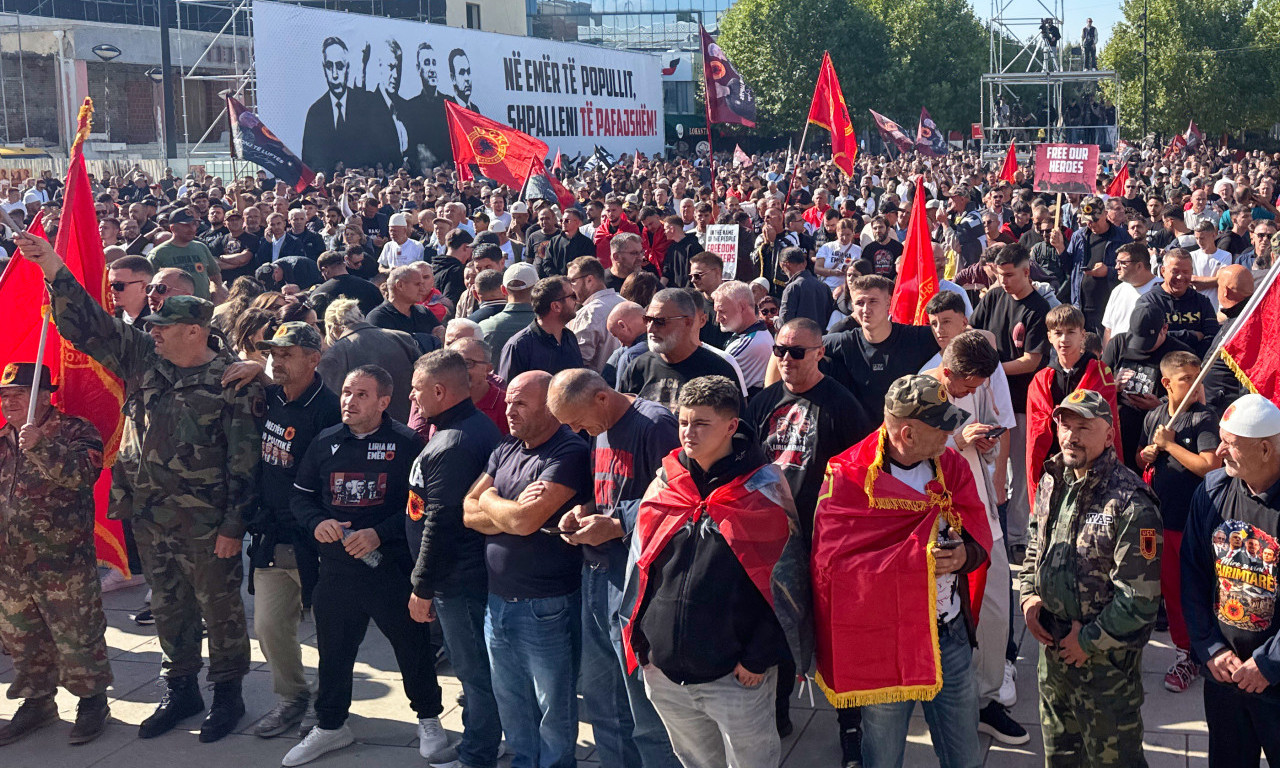 PRIŠTINA NA NOGAMA: Napeto ispred vlade tzv. Kosova! Policija jedva obuzdava demonstrante sa zastavama OVK (VIDEO)