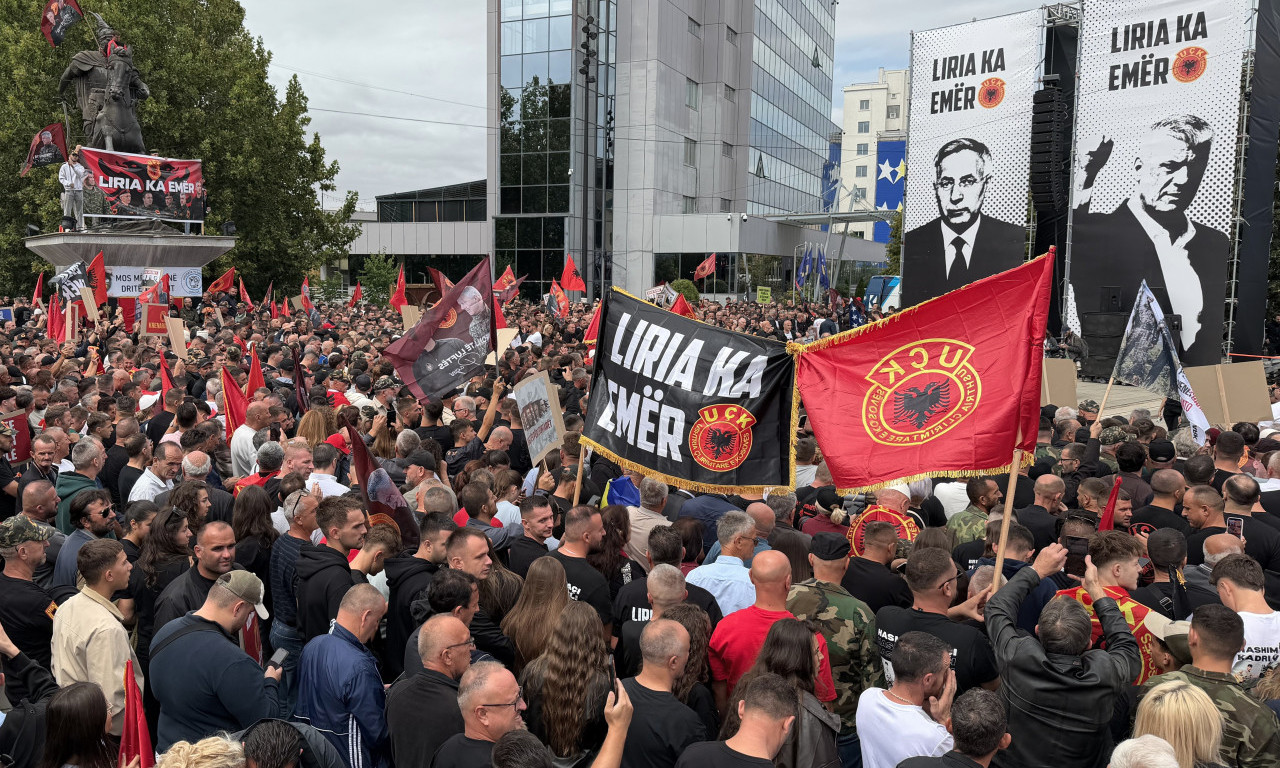 PRIŠTINA NA NOGAMA: Napeto ispred vlade tzv. Kosova! Policija jedva obuzdava demonstrante sa zastavama OVK (VIDEO)