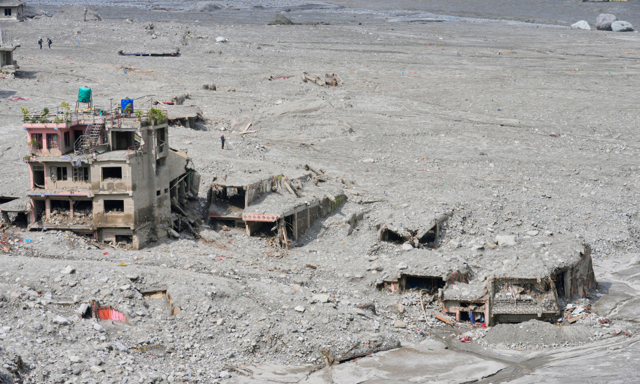 OČAJNE PORODICE I DALJE TRAŽE SVOJE NAJMILIJE: Identifikovano samo 7 odsto žrtava poplava u Nepalu! Poginule 1.403 osobe, nestalo više od 6.000 ljudi!