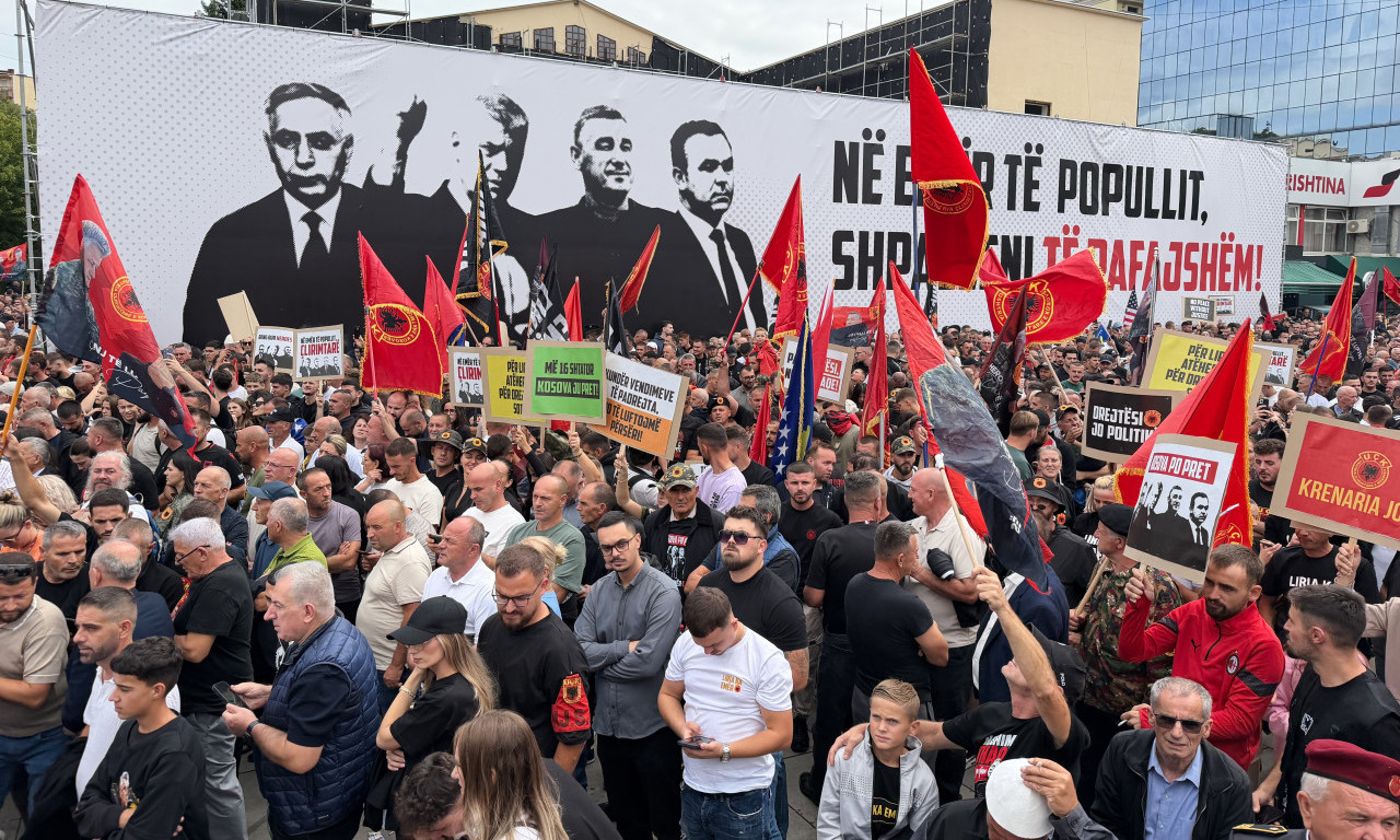 NEREDI ZBOG PRESUDE TAČIJU ESKALIRALI: ZAPALJEN DEO ZGRADE EULEKSA! Pristalice OVK kamenovali zgradu (VIDEO)