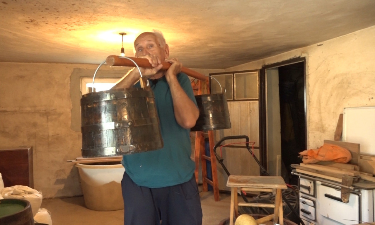 IMA 80 GODINA, A RUKE MU NE MIRUJU! Živko iz Osečine čuva zaboravljeni zanat: Njegova radionica čuva tajnu staru decenijama (FOTO)