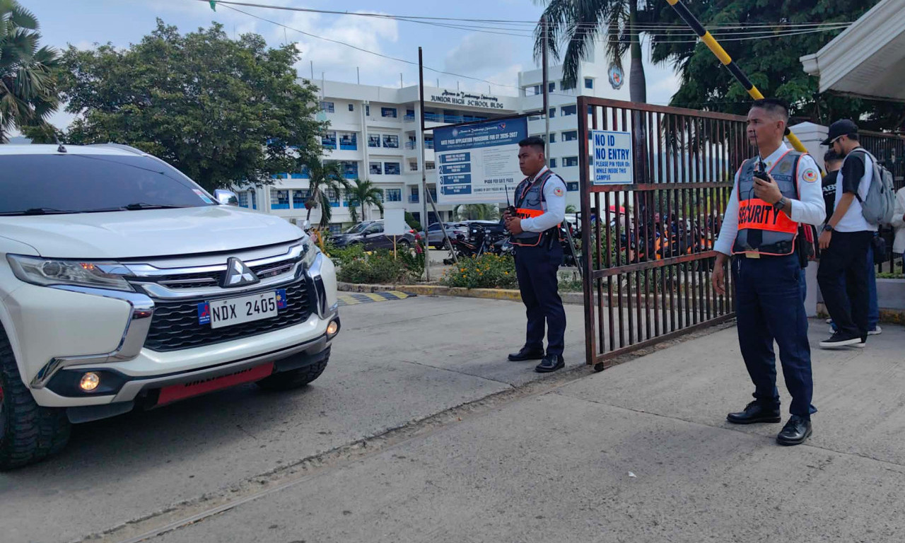 PUCNJAVA U ŠKOLI, IMA MRTVIH! Učenici panično bežali u dvorištu, uznemirujuće scene sa Filipina (VIDEO)