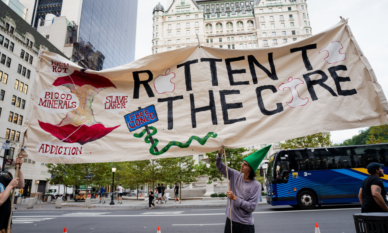 LUDNICA U MILANU: Štrajk zaposlenih u Eplovim prodavnicama u Italiji na dan lansiranja ajfona 18 pro