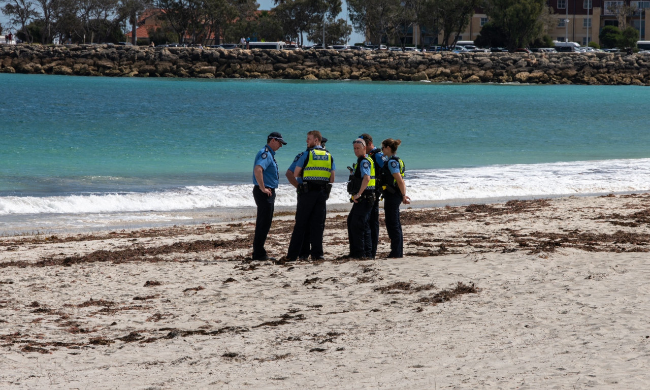 SMRT NA PLAŽI, VLASTI ZATVARAJU OBALU: Ajkula napala čoveka, kupanje zabranjeno