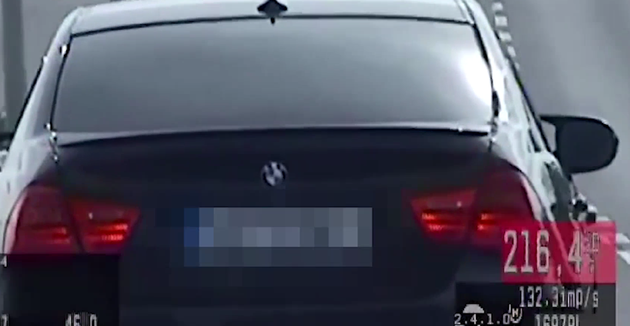 DIVLJALI I DO 216 NA SAT: U roku od sat vremena presretači zaustavili tri muškarca na istom mestu zbog nasilničke vožnje! (VIDEO)
