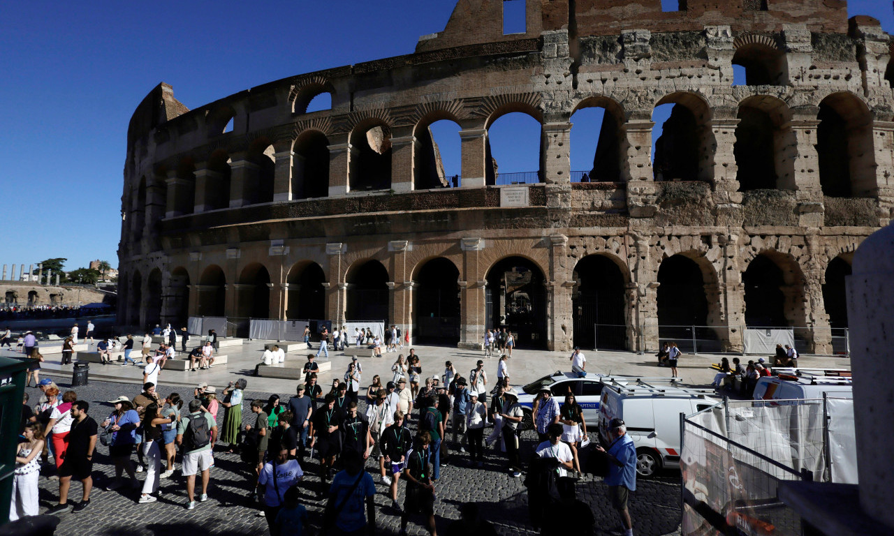 SMRT ZATVORILA KOLOSEUM! Rim obavijen crnim plaštom, utvrđuje se uzrok pogibije mladog Andrea (FOTO)