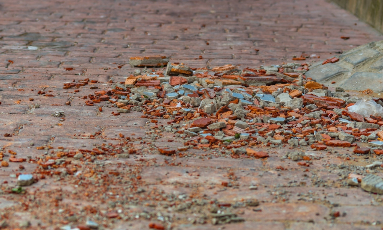 OBRUŠIO SE ZID KOD USTANIČKE! CIGLE SE SRUČILE NA AUTOMOBILE: "Čuli smo kako je puklo"
