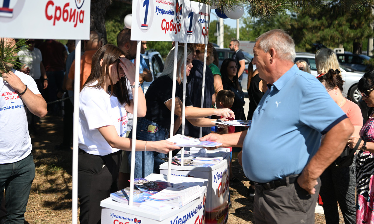 SEKIROM POTPUNO UNIŠTIO ŠTAND SNS-a, DVOJE AKTIVISTA POVREĐENO Stravičan snimak iz Kule (VIDEO)