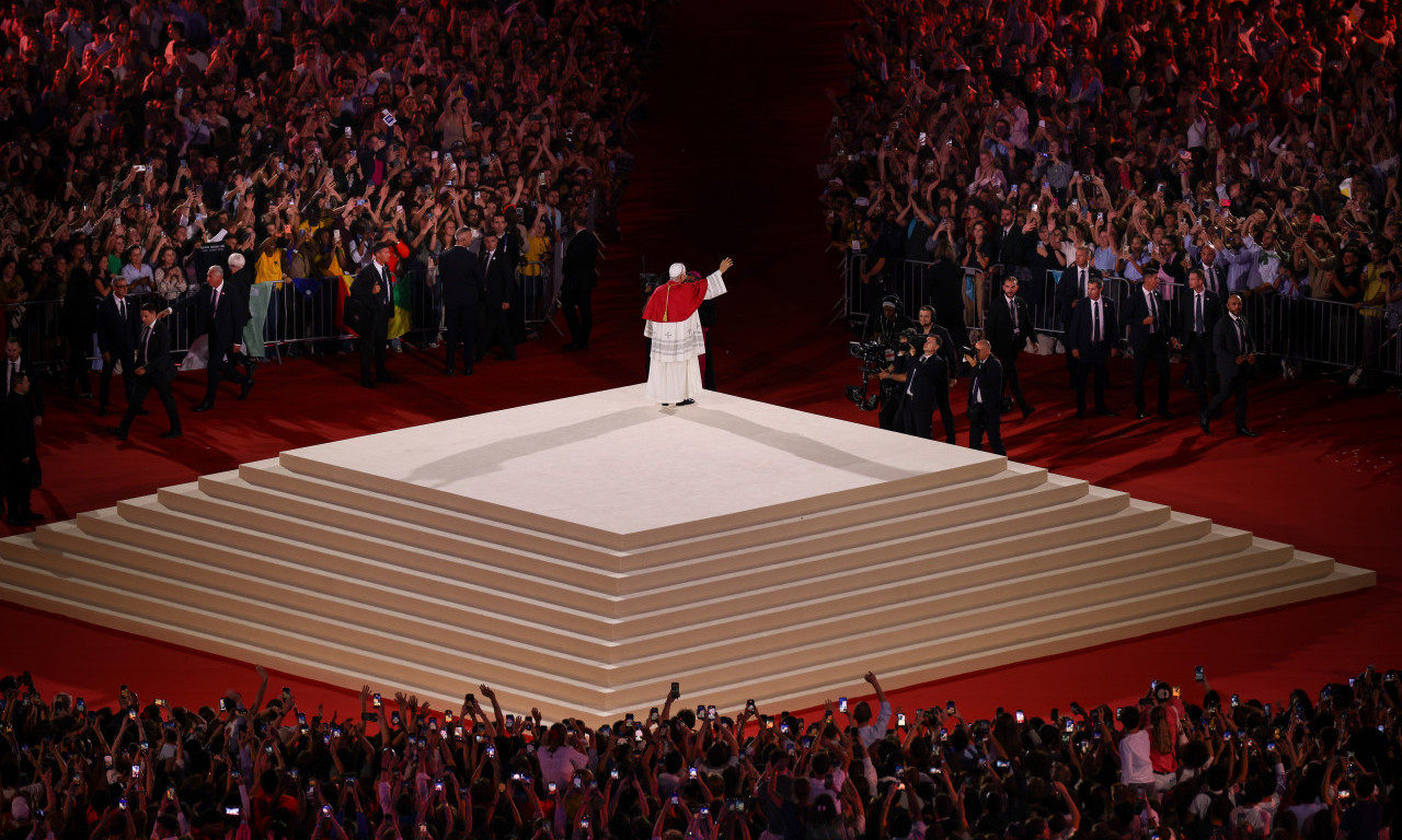 PRED 80.000 LJUDI, NA STADIONU FRANCUSKE, PAPA ODRŽAO BDENJE Priređeni su predstava, koncert i izložba (FOTO)