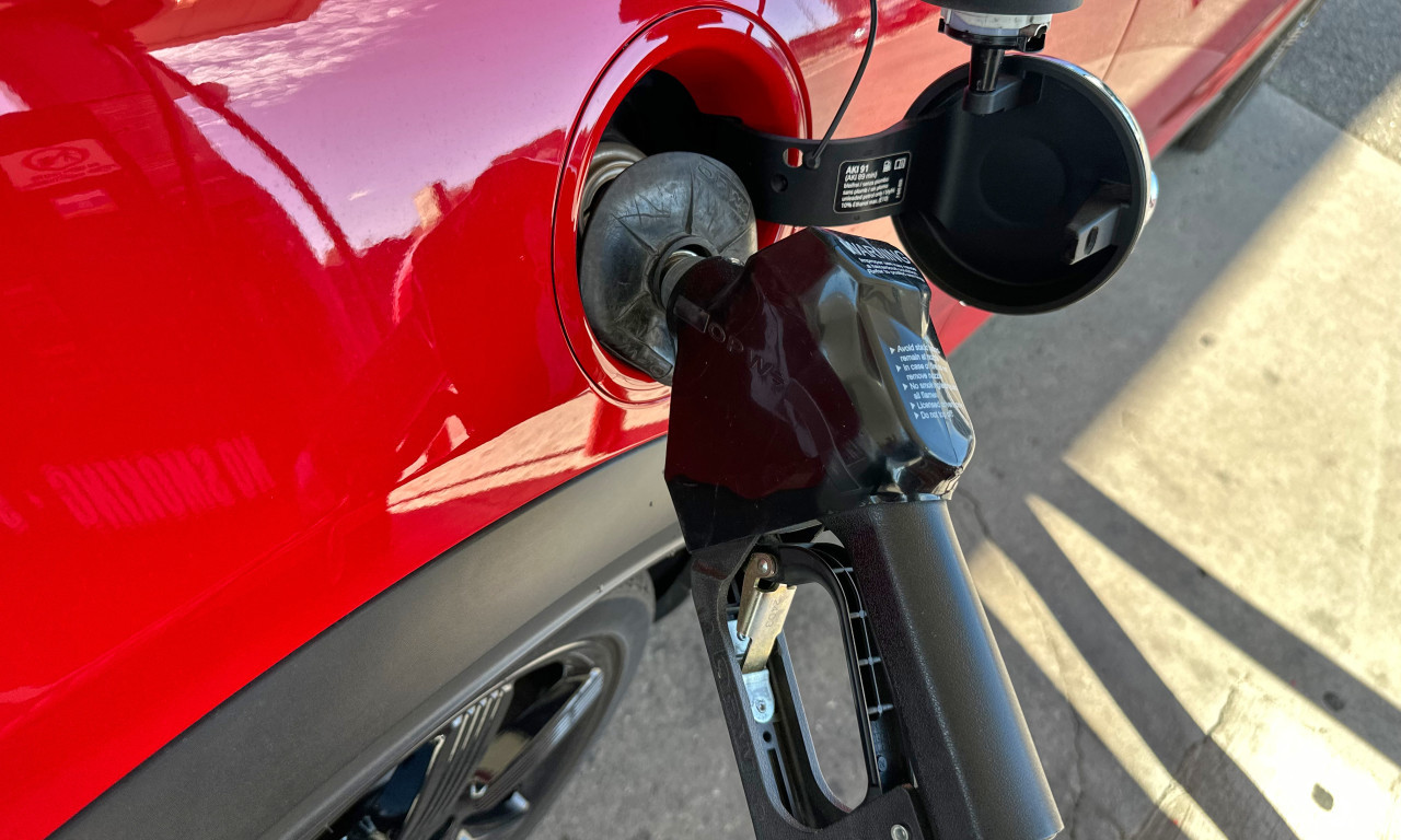 25 ODSTO UMANJENE AKCIZE NA DERIVATE NAFTE Odluka Vlade Srbije važi do 4. oktobra