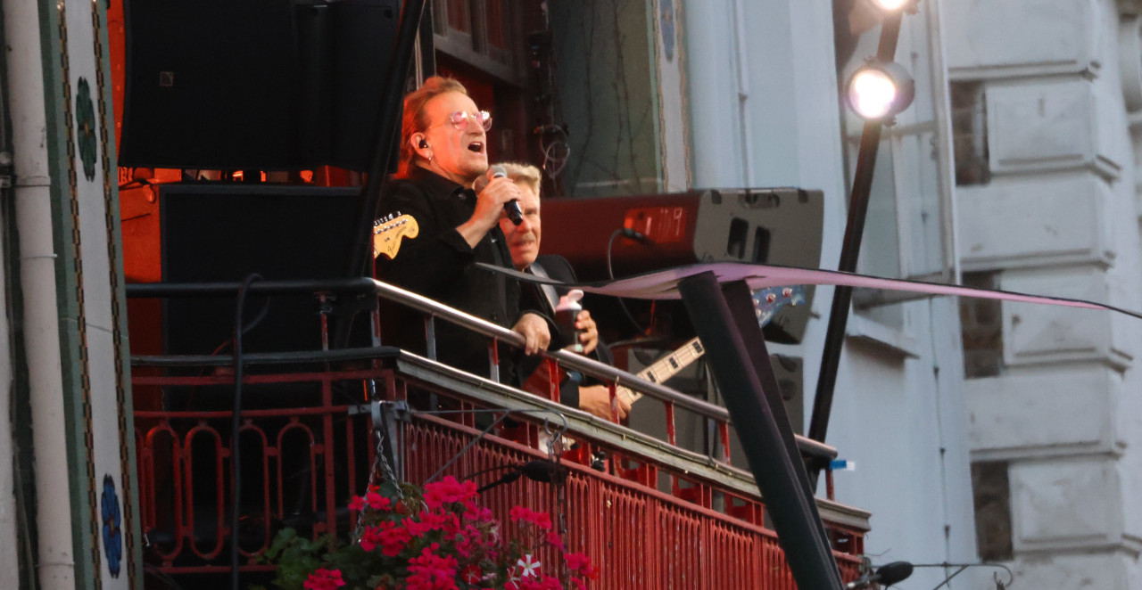 NASTUP ZA PAMĆENJE Grupa U2 obeležila 50 godina postojanja koncertom u školi u kojoj je osnovana (FOTO)