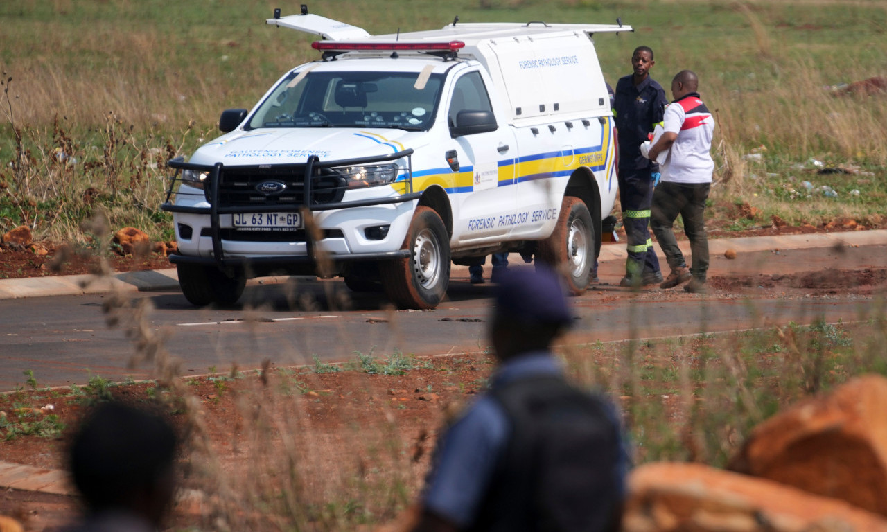 MASOVNA PUCNJAVA U BARU, NAJMANJE 17 MRTVIH! Osam napadača uletelo sa "kalašnjikovima" i pištoljima!