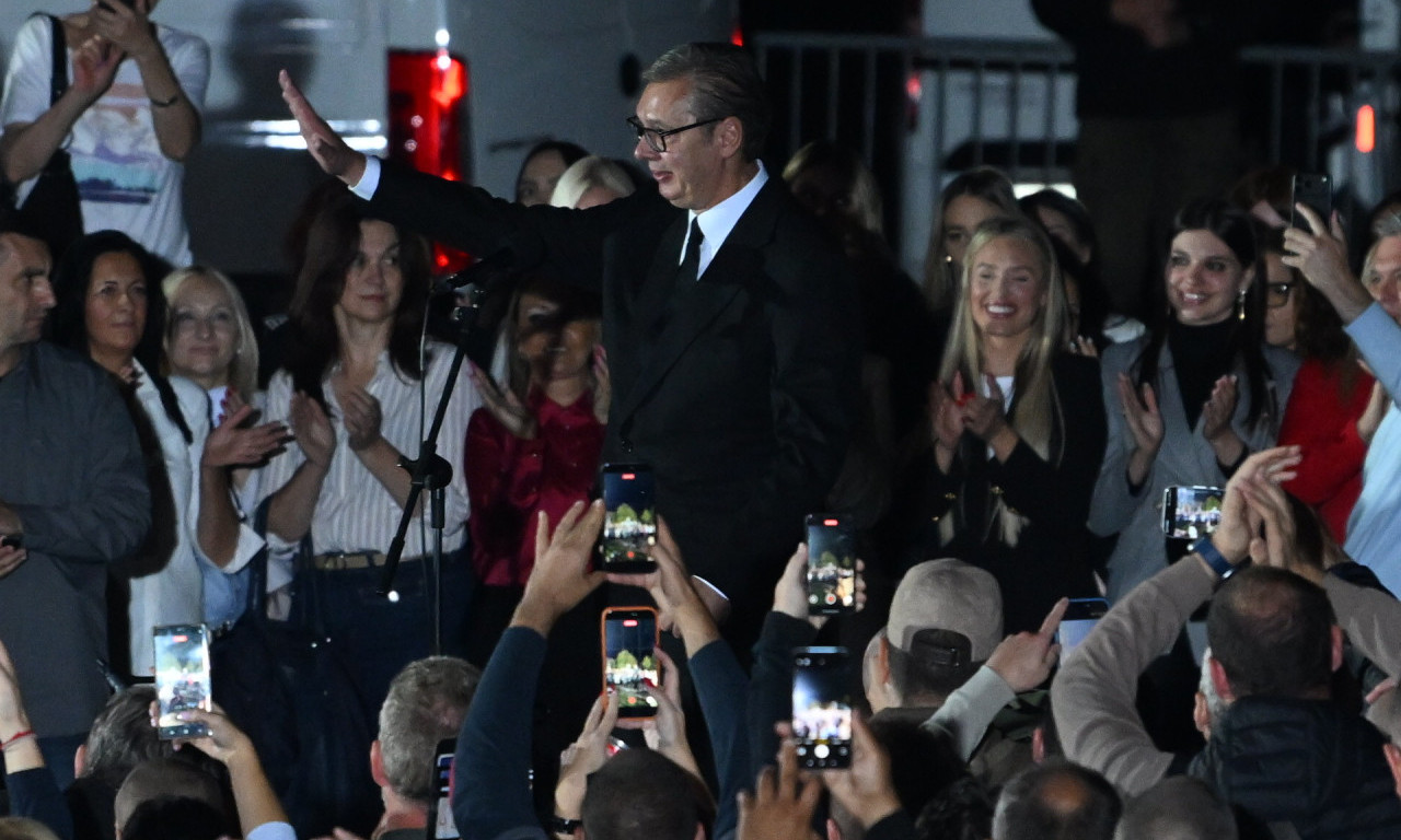 "BESKRAJNO VAM HVALA ŠTO STE SE SUPROTSTAVILI RUŠENJU NAŠE SRBIJE" Vučić se obratio ispred Predsedništva! Okupilo se na hiljade pristalica (VIDEO)