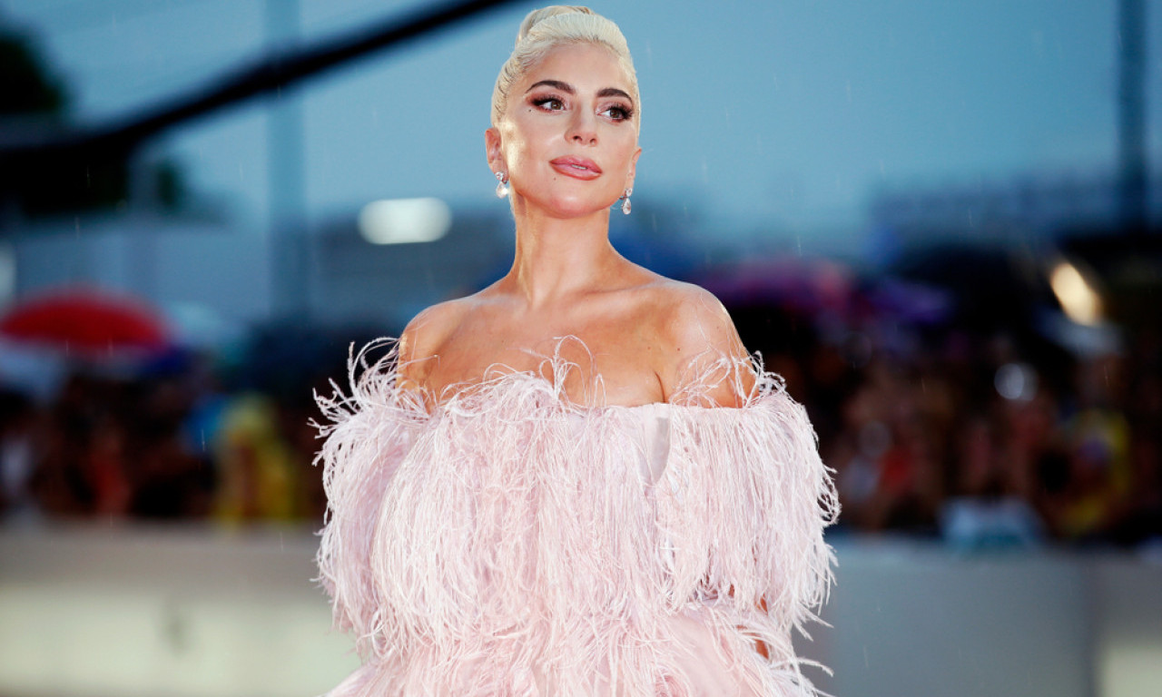 LEJDI GAGA SKLANJA ĆERKU OD HOLIVUDA Želi da Rouz ima detinjstvo bez kamera i slave