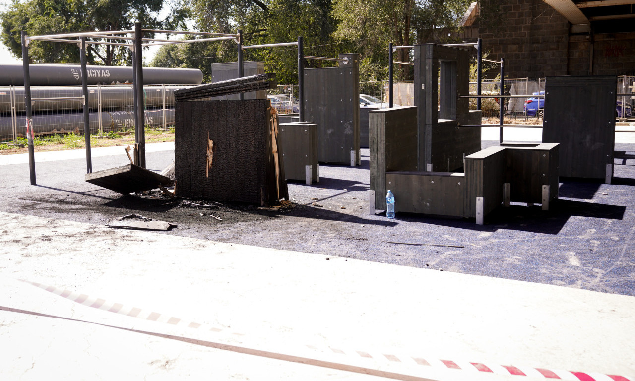 ZAPALJEN DEO NOVOG SKEJT-PARKA ISPOD BRANKOVOG MOSTA! Puzović: Bio je ugrožen i most (FOTO)