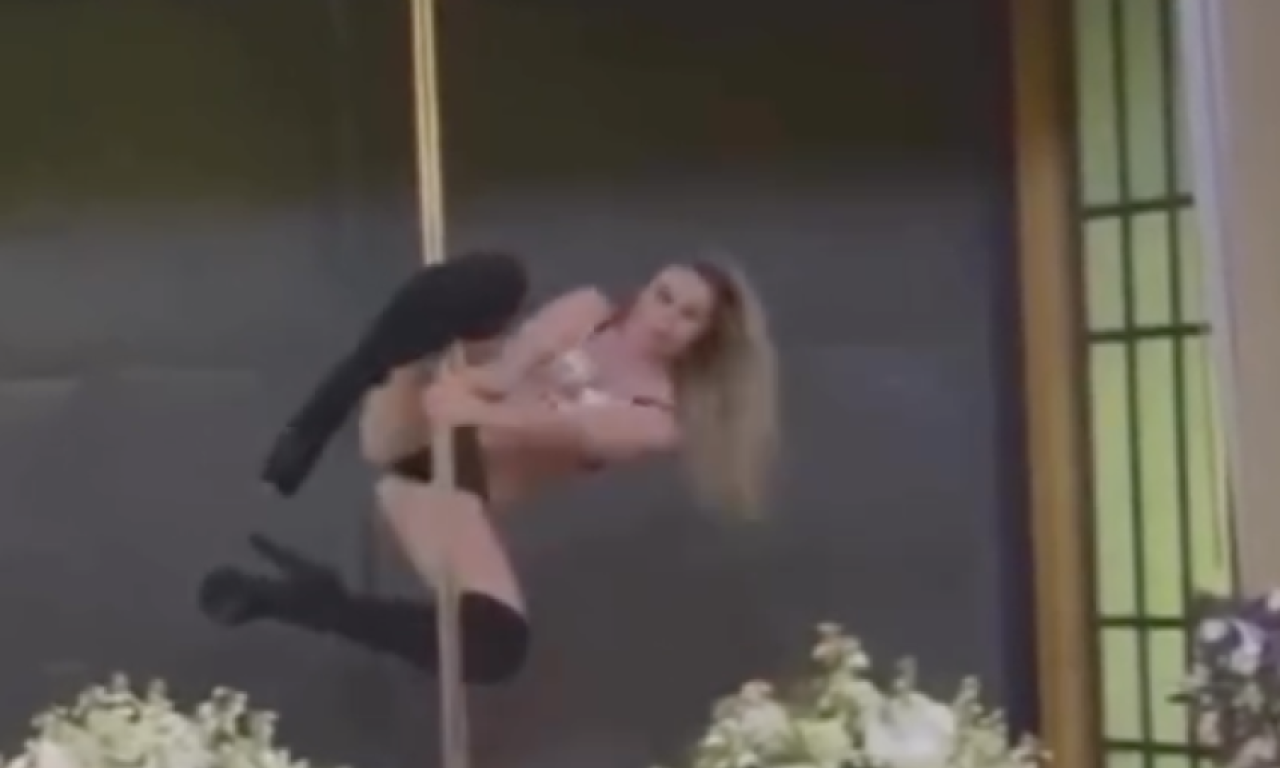 BIZARNOST DANA: Posle ovog snimka ćete protrljati oči - striptizeta izvela ples iznad sanduka bračnog para! (VIDEO 18+)