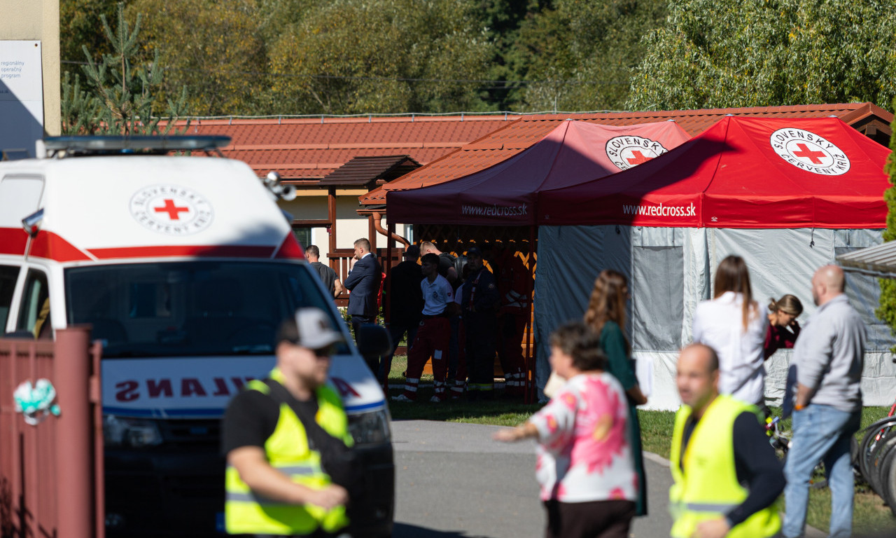 PREMINULA DEVOJČICA KOJU JE IZBO DRUG U ŠKOLI Druga žrtva krvavog pira učenika (13), Slovačka zavijena u crno (FOTO)
