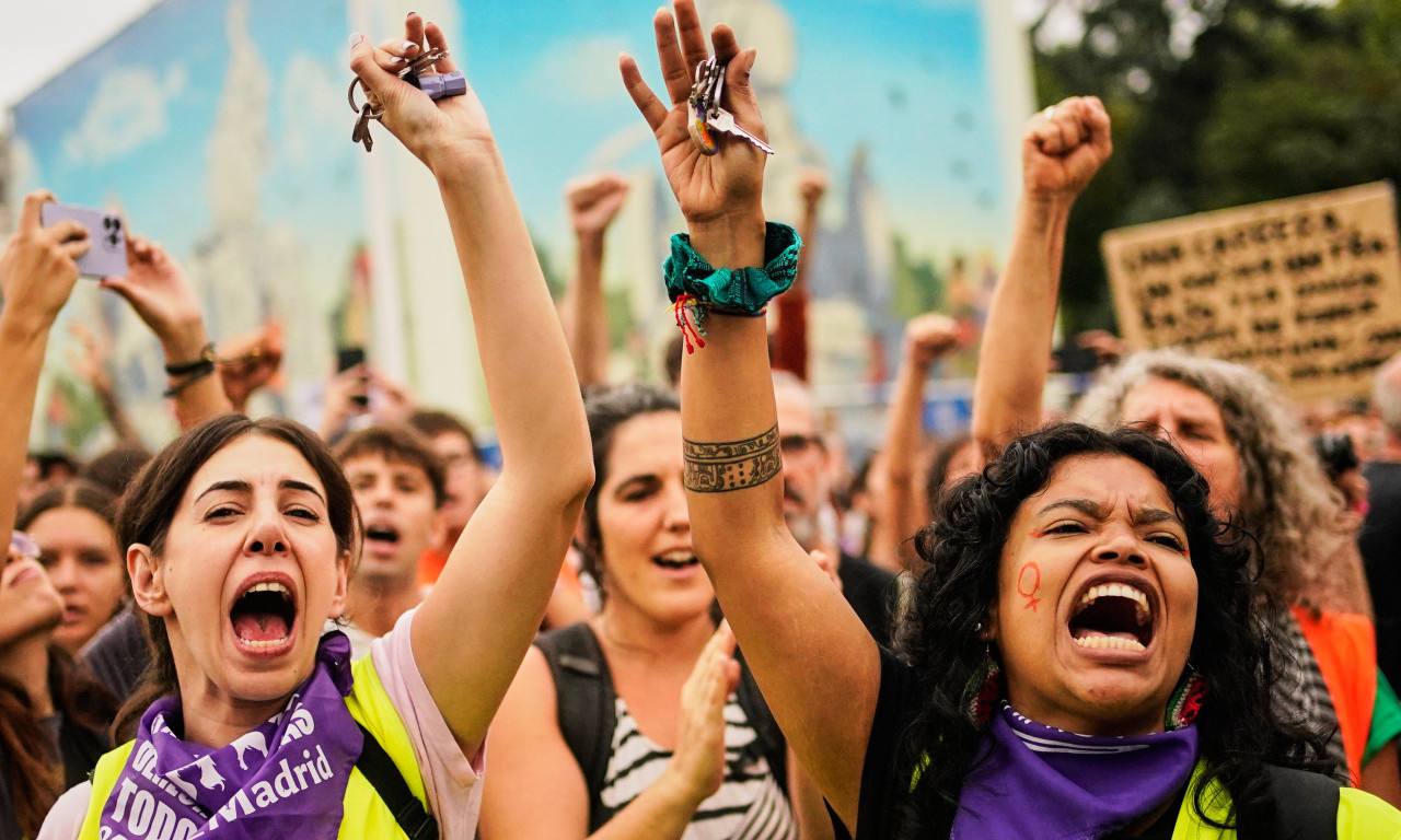 HAOS I SUKOBI NA ULICAMA VALENSIJE Policija tukla suzavcem i gumenim mecima, povređene desetine ljudi: Mladi okupirali glavni trg!