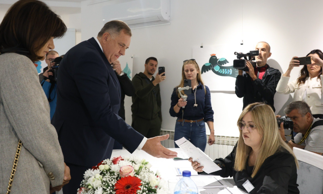 MILORAD DODIK GLASAO U LAKTAŠIMA: Na biračko mesto stigao sa suprugom Snježanom (FOTO)