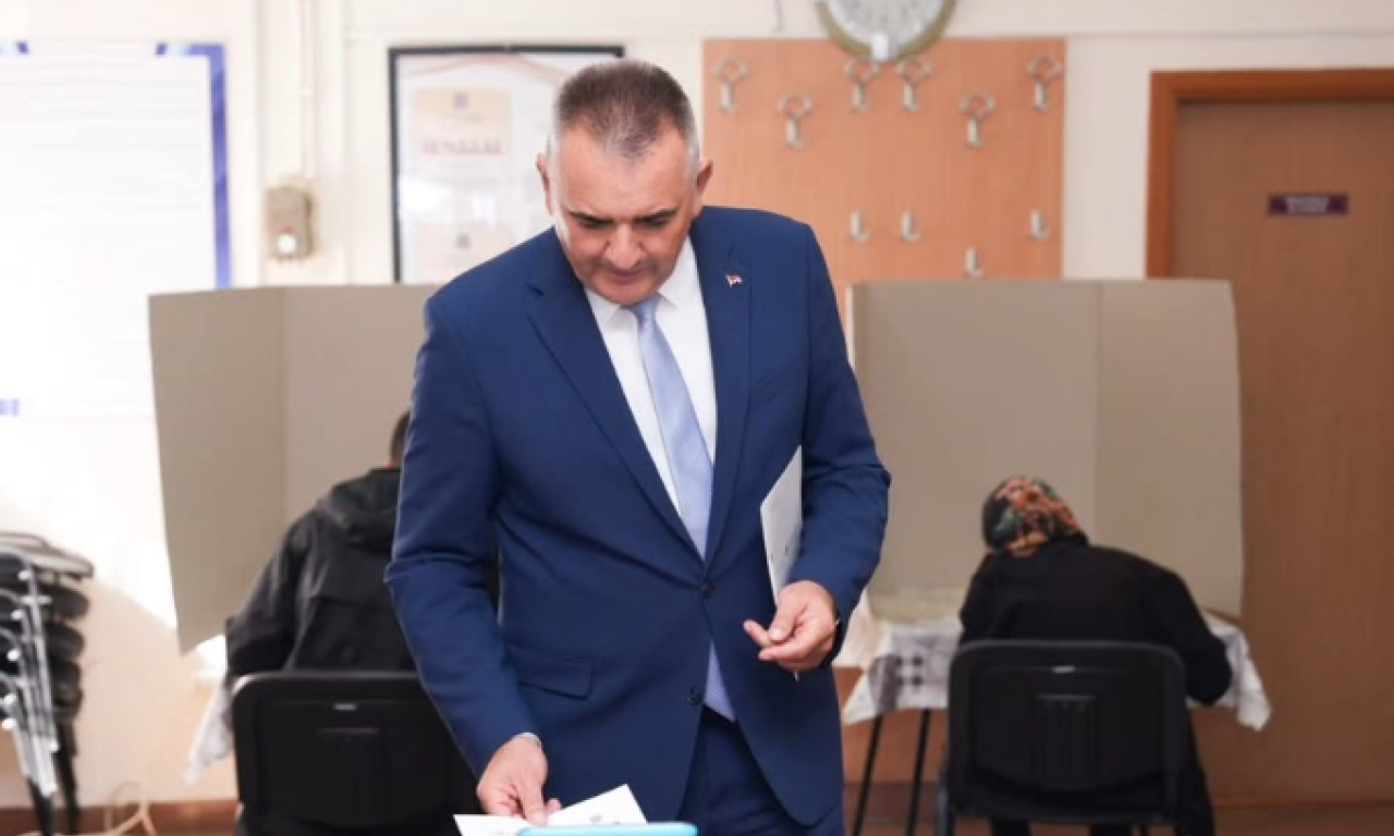 SAVO MINIĆ GLASAO NA OPŠTIM IZBORIMA: Predsednik Vlade Republike Srpske izašao na biralište u Šamcu