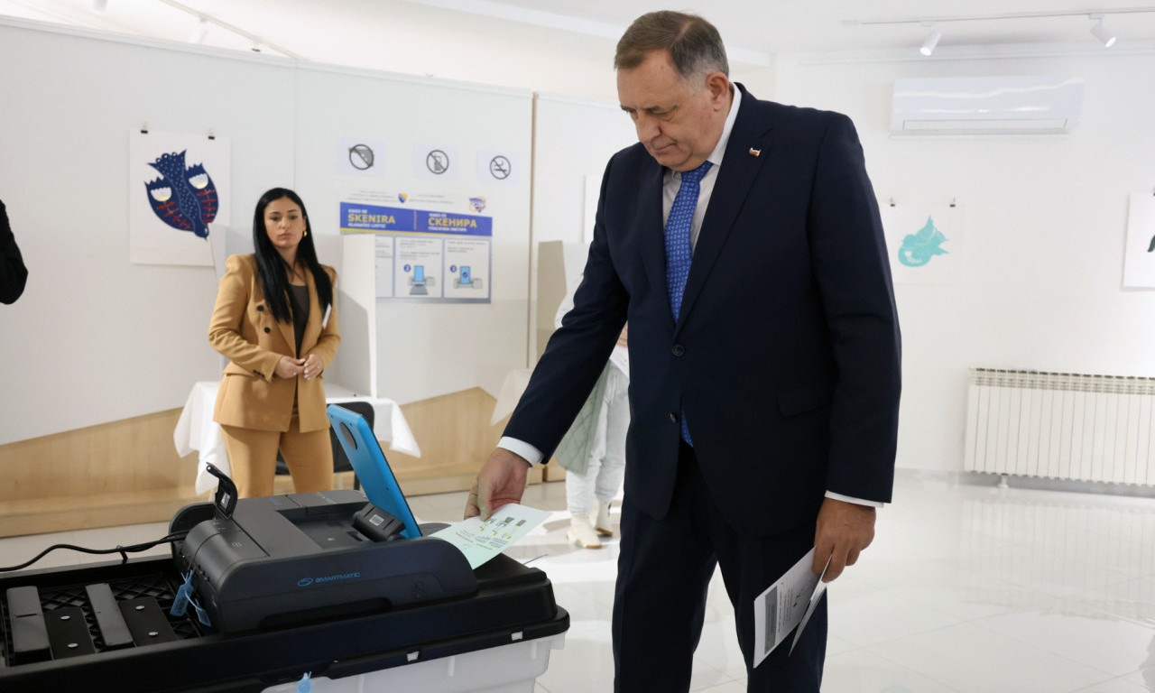 TEHNOLOGIJA TRENIRA ŽIVCE! Dodik se džentlmenski borio sa podivljalim skenerom, mašina čas svetlela zeleno, čas crveno!