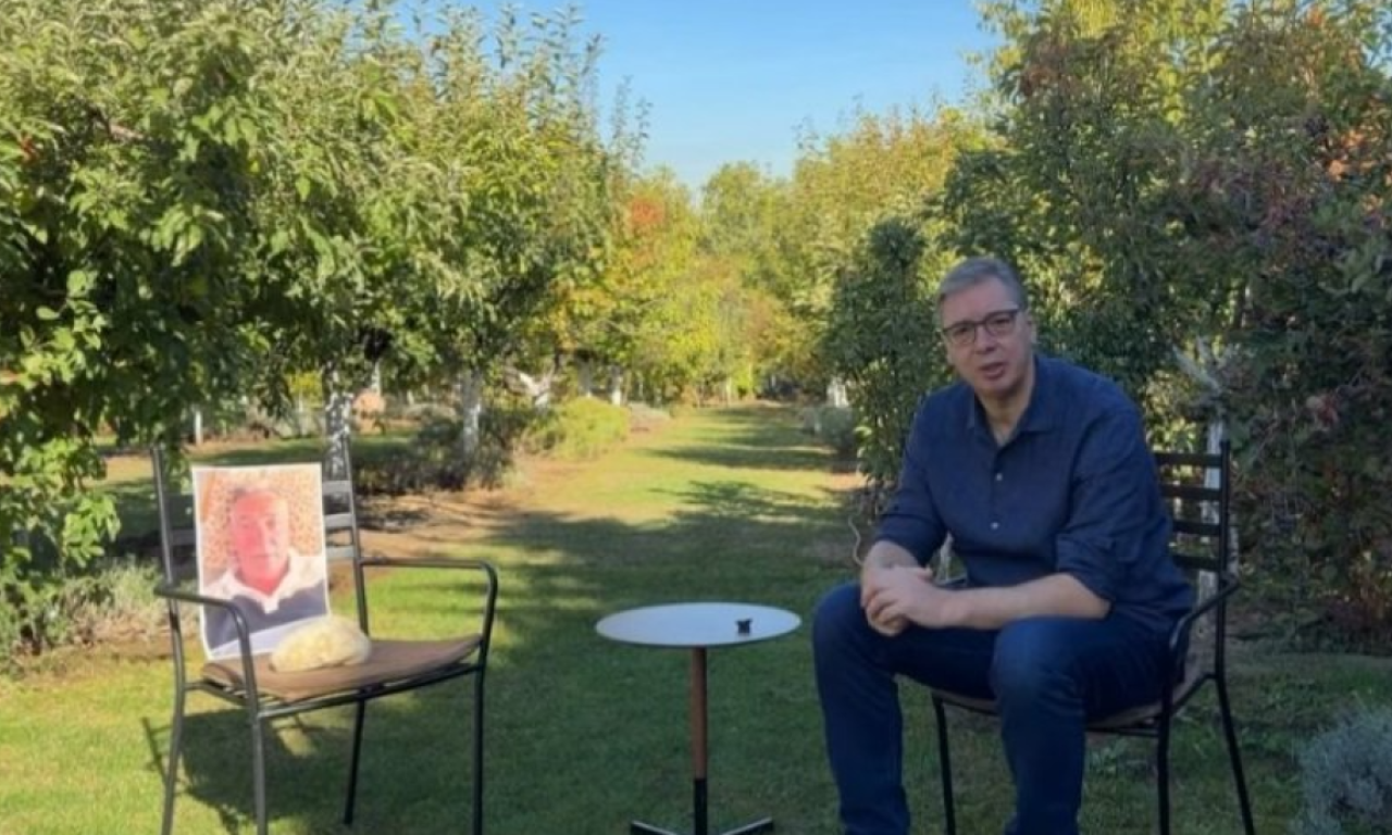 "DIJALOG SA KAMENOM ZA KUPUS": Vučić objavio video iz očevog dvorišta u Jajincima (VIDEO)