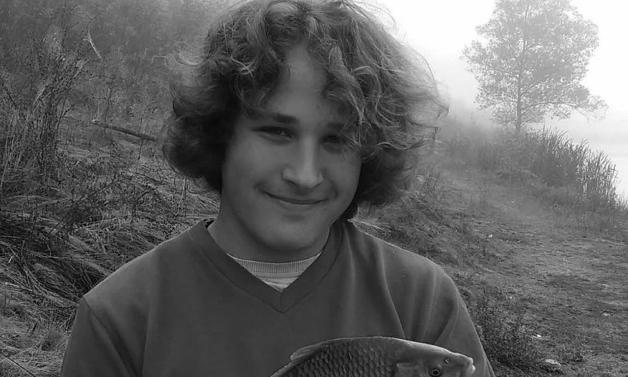 "NAPUSTILA NAS JE DOBRA I PLEMENITA DUŠA": Tuga u Ripnju - sahranjen Petar (23) koji je upao u jezero i udavio se