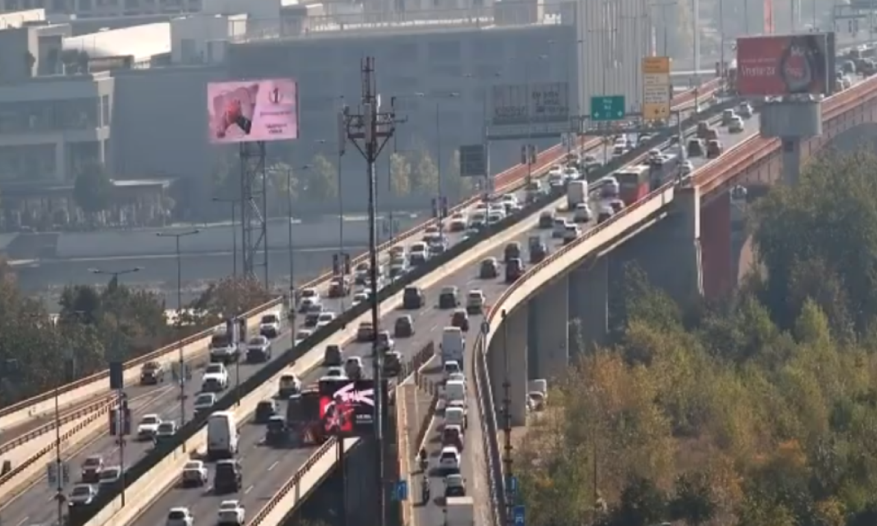BEOGRAD U POTPUNOM KOLAPSU Vozila stoje i po 10 minuta, putnici izlaze iz autobusa (FOTO)