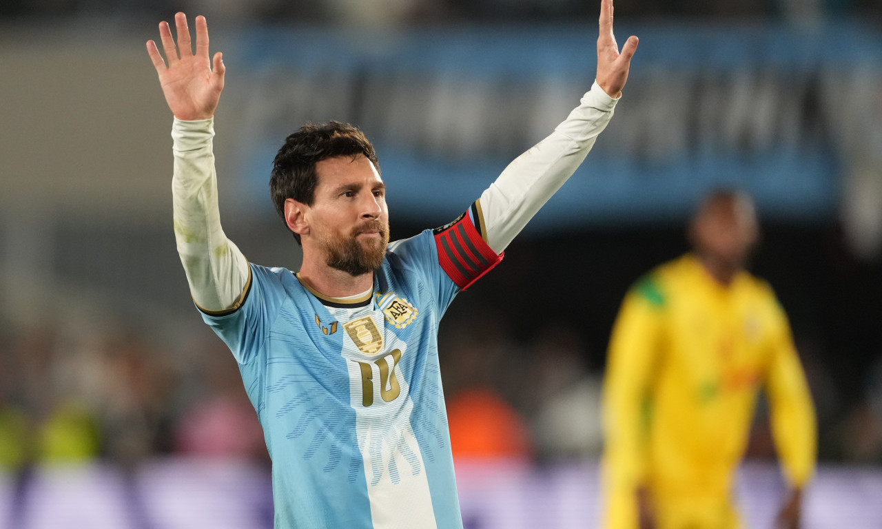 "TVOJA PRIČA ĆE TRAJATI ZAUVEK, ŠALJEM TI ZAGRLJAJ" Ronaldo uputio emotivnu poruku Mesiju posle njegove poslednje utakmice u dresu Argentine (FOTO)