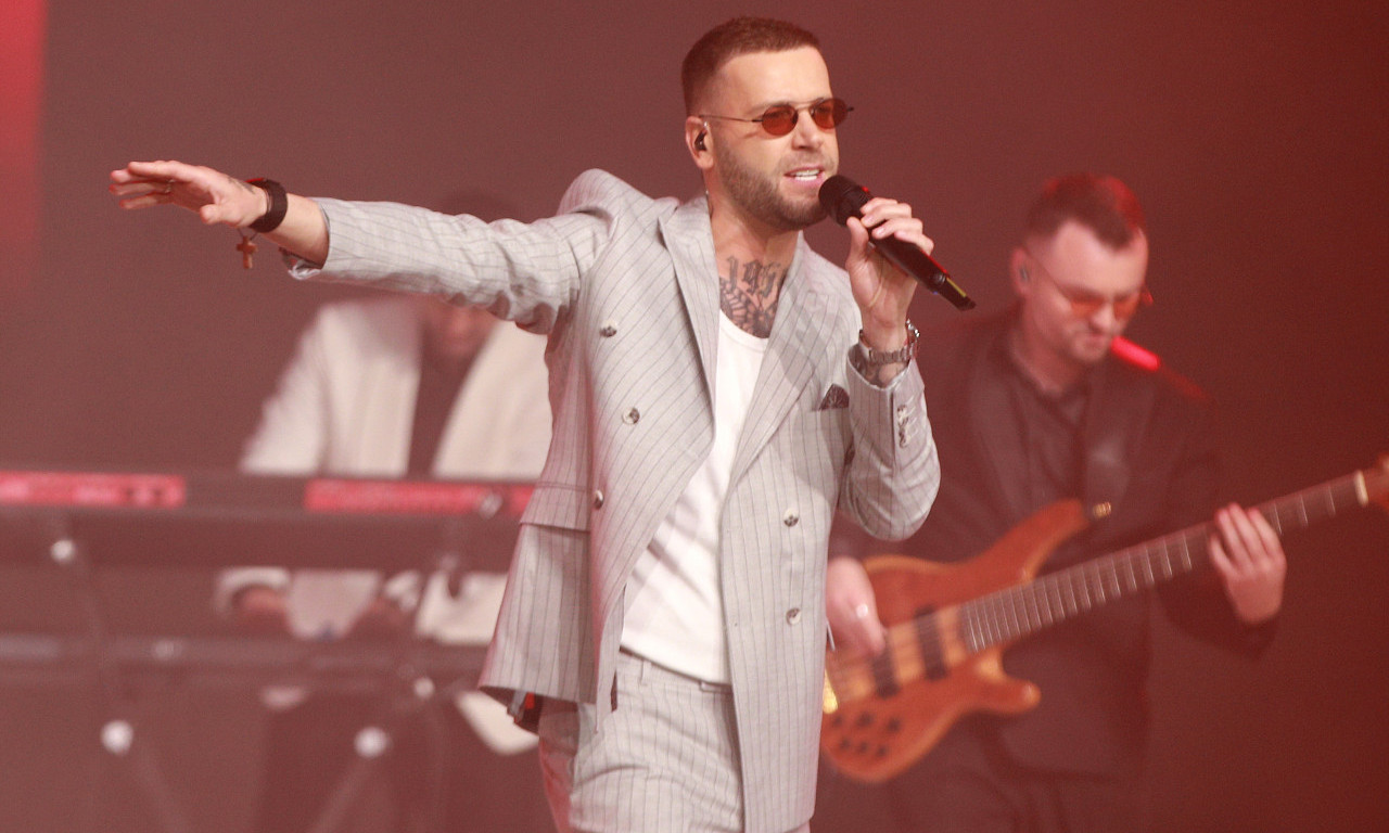 RAZVEO SE PEVAČ MAGLA BENDA! Dobro poslušajte ovu pesmu - Vlada je tu otkrio razloge za krah ljubavi (VIDEO)