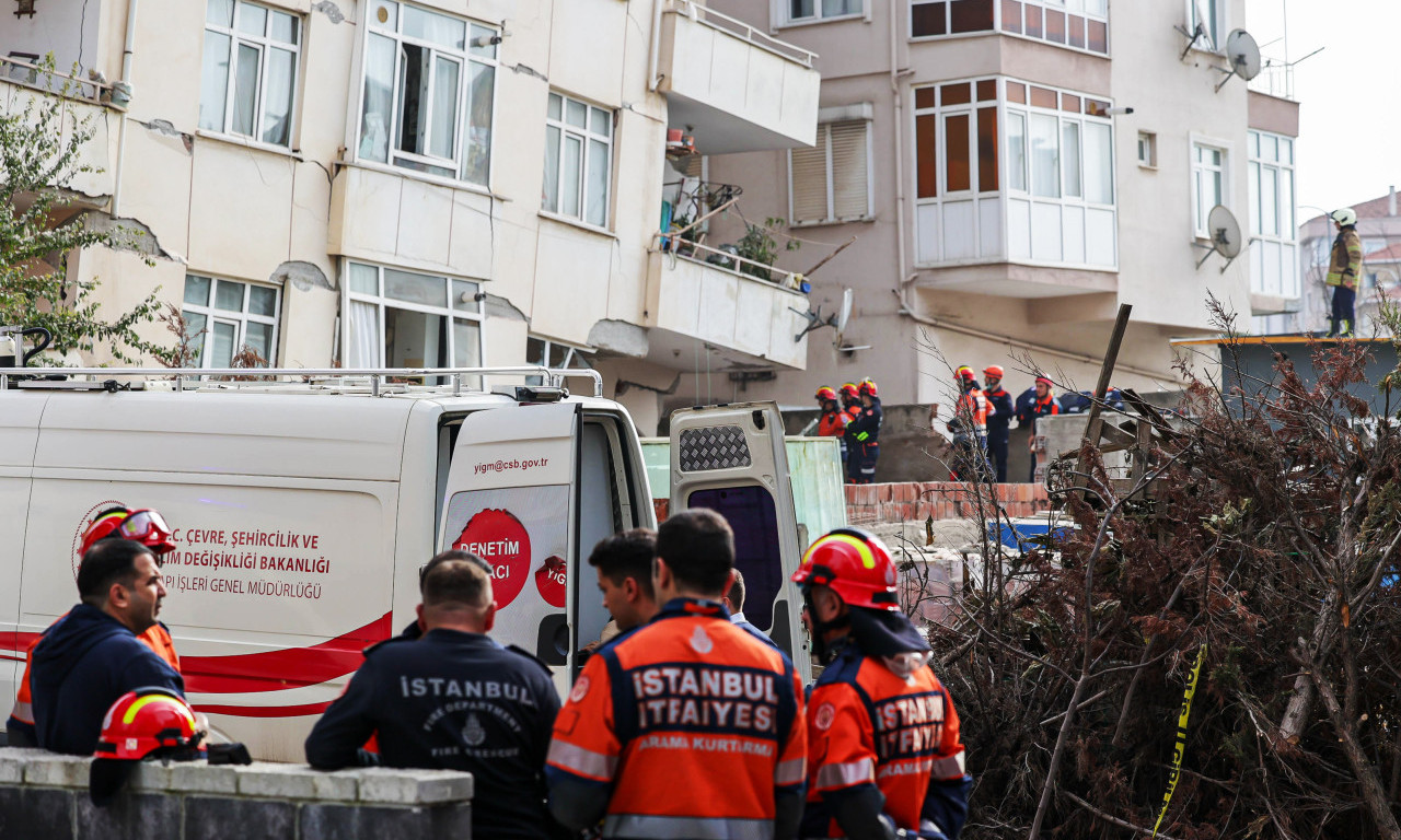 IMA MRTVIH U URUŠAVANJU ZGRADE U ISTANBULU Pogledajte trenutak kada su se tri sprata sručila na ljude (FOTO+VIDEO)