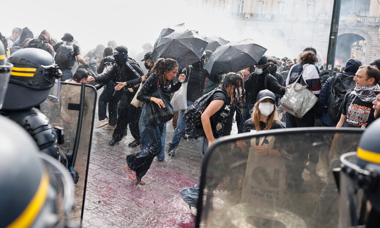 POLICAJAC UDARIO DEMONSTRANTA KOLENOM U LICE, PRETUČEN POMOĆNIK DIREKTORA ŠKOLE... Gore ulice Francuske, scene obilaze svet (FOTO)
