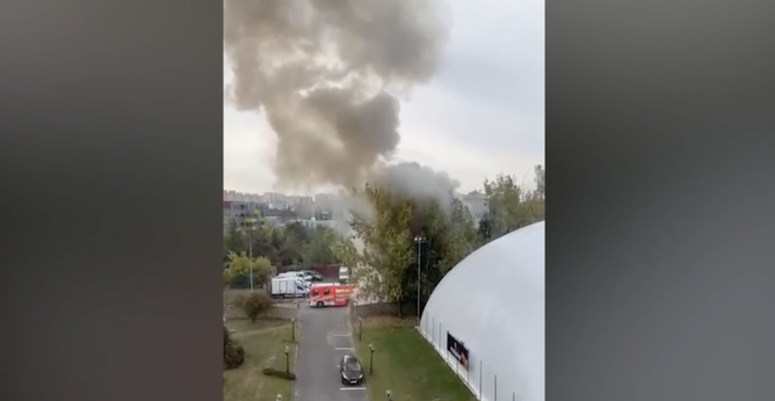 POGLEDAJTE KAKO GORI AUTOBUS U KOM SU BILI ĐACI IZ SRBIJE Njih 200 bilo na ekskurziji u Pragu (VIDEO)