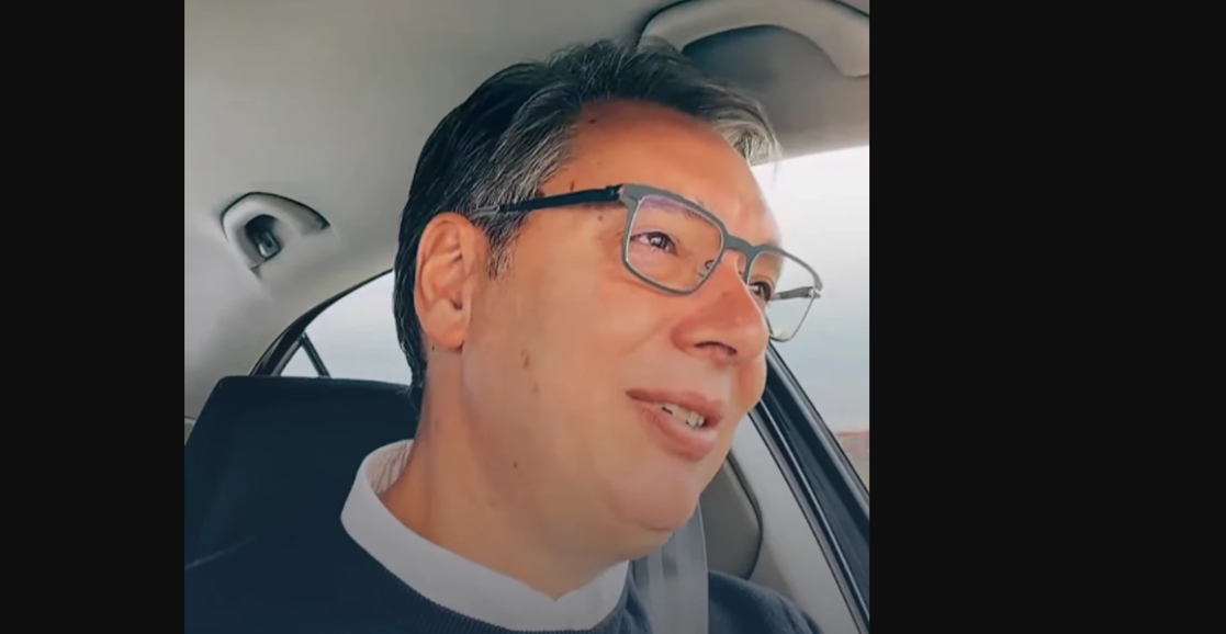 "PUSTI NAM OVU NAŠU" Ovu pesmu je Vučić zapevao dok se vozio ka Kragujevcu: "Ne mogu da slušaju, ni da gledaju" (VIDEO)