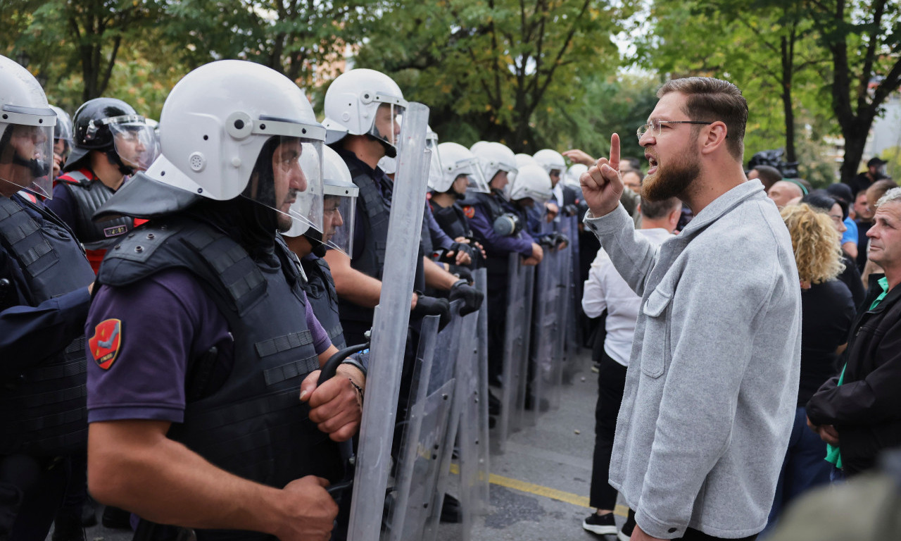 PROTESTI U REGIONU: Zapaljena filijala, teško povređen devetnaestogodišnjak