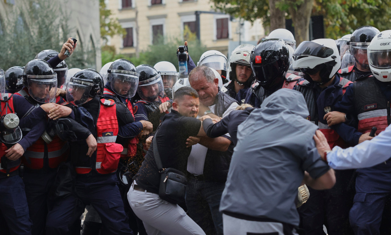 SAD UPOZORILE GRAĐANE NA OPASNOST U ZEMLJI DO SRBIJE: Haos na ulicama, gorela vozila