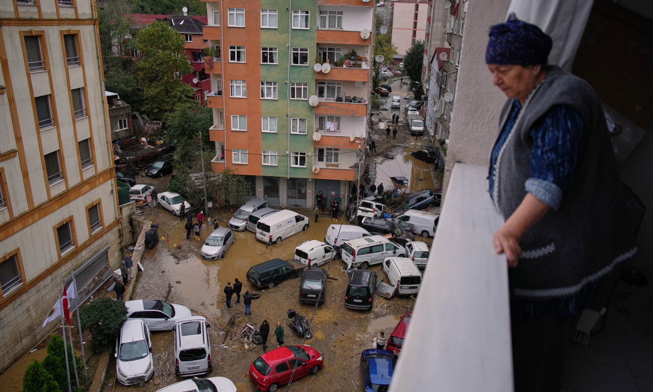 ČETIRI OSOBE SE VODE KAO NESTALE: U poplavama u Istanbulu troje poginulih (FOTO)