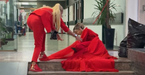 DRAMA NA SABORU NARODNE MUZIKE! Pevačica se prosula po stepenicama pred sam izlazak na scenu: Crvena haljina joj došla glave! (VIDEO)