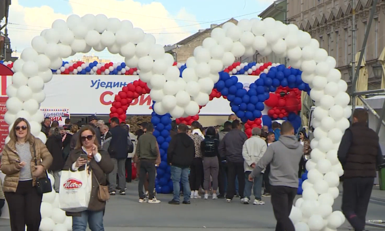 NOVI SAD U ZASTAVAMA, TRAKTORI PREPLAVILI ULICE, GRAĐANI STIŽU PEŠKE! Sve spremno za veliki skup Vučićeve liste
