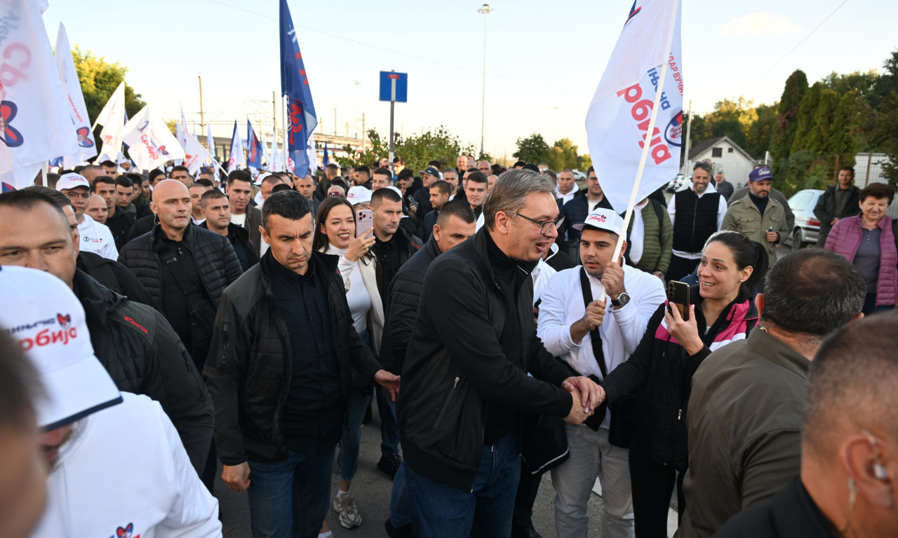 „ACO, SRBINE“, „KOSOVO JE SRBIJA“ I „RUŽMARIN“ ODJEKIVALI NOVIM SADOM: Vučić peške krenuo ka centru grada, građani ga dočekali!